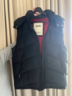 Väsk  - Tommy Hilfiger väst, mycket bra skick 