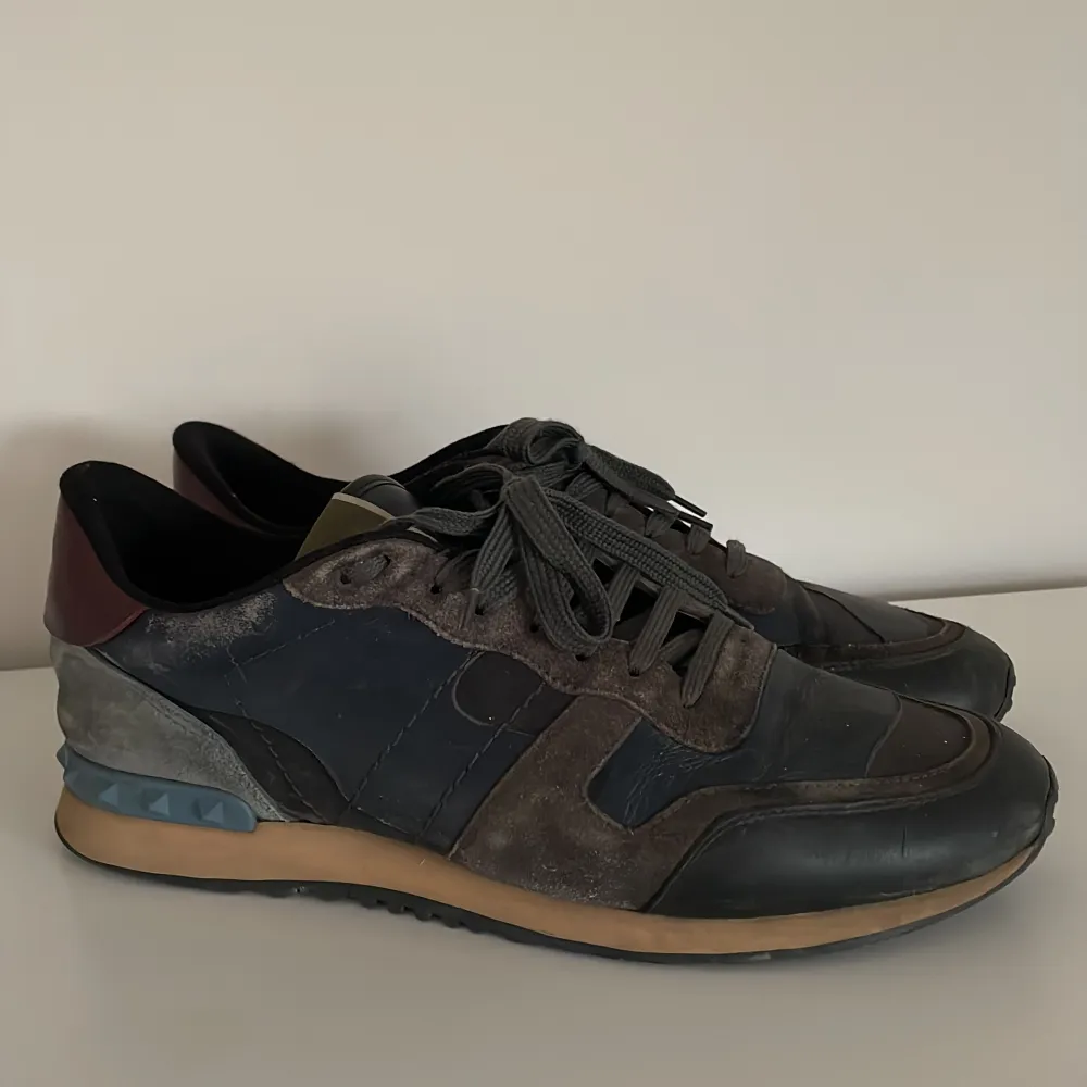 Hej! Säljer dessa trendiga Valentino Rockrunner skorna i mörkblå färg. Med tanke på priset på skorna, så är det bra skick på skorna. Som du kan se på tredje bilden så är det lätt slitage i hälen på skorna. Pris: 1349kr. Skick: 8/10. Finns i DM vid frågor.. Skor.
