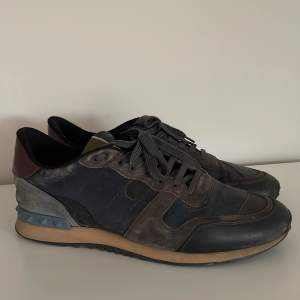 Hej! Säljer dessa trendiga Valentino Rockrunner skorna i mörkblå färg. Med tanke på priset på skorna, så är det bra skick på skorna. Som du kan se på tredje bilden så är det lätt slitage i hälen på skorna. Pris: 1349kr. Skick: 8/10. Finns i DM vid frågor.