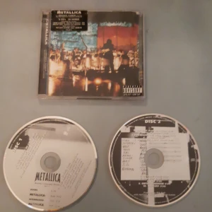 Metallica 2 cd - 2 cd skivor-20 låtar, bra skick på skivorna endast små repor som knappt är synliga. Fodralet har små defekter som repor och lite slitet. Säljer för att jag behöver pengar och jag inte har lyssnat på ett tag. Kontakta mig vid frågor eller funderingar🖤