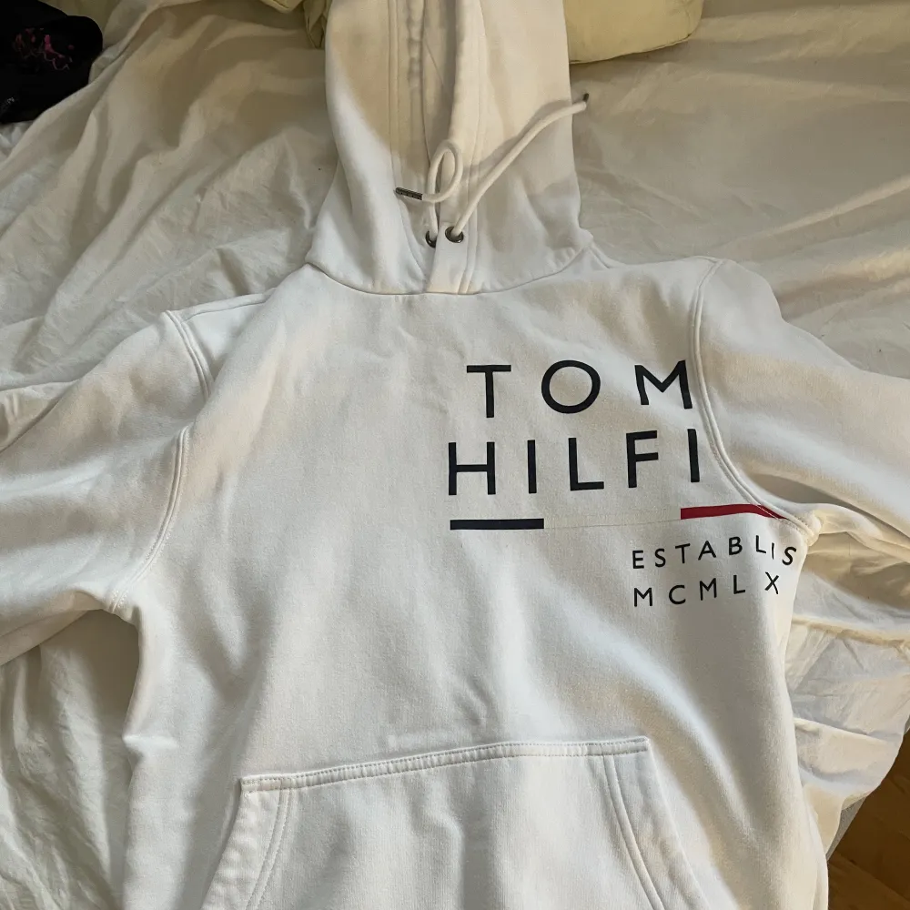 Fin hoodie köpt i USA. Använt 1 gång då den är för kort för mig på armarna.. Hoodies.