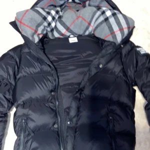Burberry jacka/väst - Burberry jacka/väst i bra skick storlek S/M den sitter vid midjan i M och lite längre ner om man använder S. 