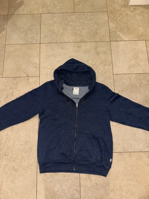 Zip Up Hoodie - Passar inte längre, bra skick Storlek: L men passar väldigt bra till M