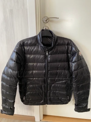 Moncler acorus - Tja säljer min moncler jacka Storlek 2 - s/m Säljer den på grund av att den är för liten. Självklart äkta🙌skriv vid funderingar/ frågor