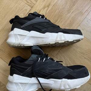 Hej,  Ett par Reebok sneakers som är använda men i gott skick. Storlek 37