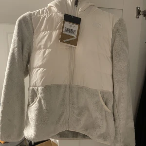 The North Face, jacka  - Jacka från the north face. Ny med prislapp. Storlek XS, största storleken i barnstorlek, L.  Skriv vid fler bilder!😊