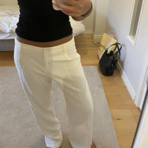 Linnebyxor - Jättefina kostymliknande linnebyxor från Brandy Melville. Endast använda en gång och därför i jättebra skick! 💗Säljer pågrund av att d är förstora på mig. 