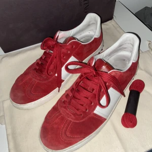 Valentino flycrew röda - Hej! Säjer nu mina jätte snygg röda flycrews för dom kom aldrig till användning tyvärr dom är i 9/10 skick har box,dustbag,extra snöra, och kvitto .Har alla spikar förutom en så i vädligt bra skick. Hör gärna av er om de nåt😗
