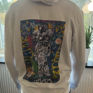 Thecoolelephant hoodie - Säljer denna supercoola hoodien från Thecoolelephant som endast är använd några få gånger. Den är i storlek M men skulle säga att den passar XS-M beroende på hur man vill att den sitter. Hör av er vid andra funderingar 