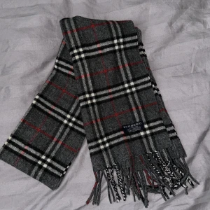 Burberry  - Säljer min halsduk. Värd 4000kr och säljer för 1300. Har använt den flera gånger. Skick 8/10. Dm för fler bilder!