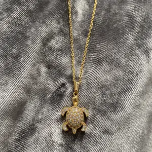 Fin guld halsband med en liten söt skölpadda, helt oanvänd.