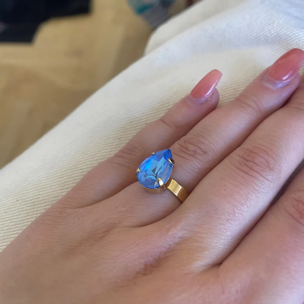 Elegant Caroline Svedbom Mini Drop ring i färg som inte längre finns. Knappt använd. 🌸🫶 Nypris 495 kr. . Accessoarer.