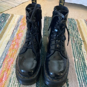 Dr martens ”Jadon” - Coola kängor, äkta dr martens av modellen Jadon, sparsamt använda. Storlek 38. Nypris ca 2200kr.