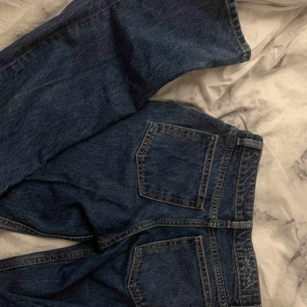 Jätte fina straighta monki jeans! Färg- mörk blå. Storlek- 24😍Tror inte dem säljs längre, hittar ej dem på hemsidan. Original priset låg på 600 men säljer för 300! Frågor, funderingar eller vill ha fler bilder skriv bara privat💕(KÖPARE STÅR FÖR FRAKT!)🚚. Jeans & Byxor.