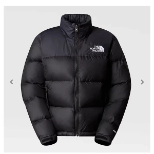 Nort Face jacka - North face puffer köpt på thenorthface.se. Använd förra vintern och säljer den nu för att köpa en ny jacka. Skick som om den köptes igår. Jag har tagit hand om den, inget är sönder. Ny pris 3899kr. Jag säljer den för 2500. Pris kan snackas. 