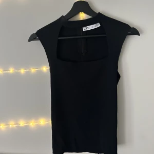 Fest topp - Säljer en otroligt snygg och populär fest topp från zara. Säljs då den tyvärr inte kommer till användning. Hör av er vid fler frågor 💌