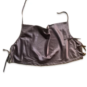 Sidentopp med band att knyta  - Sidentopp med band att knyta runt. Halterneck modell i brunt sidenliknande material. Så söt 