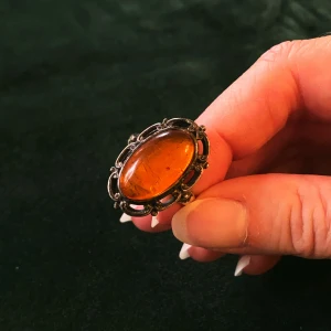 Silverring bärnsten  - En vacker vintage ring i äkta silver med stor bärnsten   Storlek 20 mm 