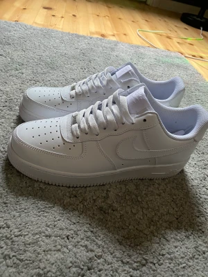 Nike airforce 1 - Nike airforce 1 storlek 44. Bara provade och de va tyvärr för stora för mig. Hela nya