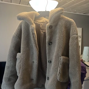 Björn jacka  - Säljer den då den aldrig kommit till användning, den är hel överallt och är jättefin men inte riktigt min still ❤️