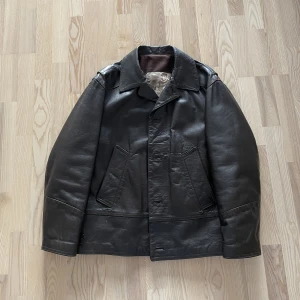 Läderjacka - Vintage mörkbrun läder/skinnjacka. Storlek L, sitter som M