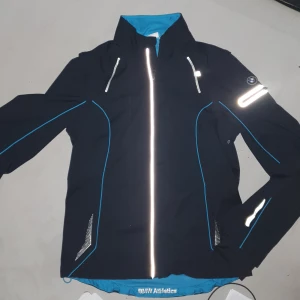 BMW athletics jacket electric turquoise blue pockets - BMW Athletics SPORTS Wear damjacka Full Zip storlek Small S svart blå. Avtagbara armar 