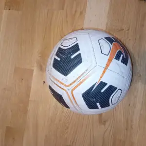 Jag säljer en nike boll som jag inte använder längre 
