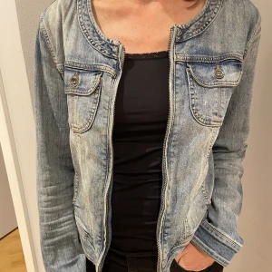 Jeansjacka - Ascool jeansjacka som tyvärr inte kommer till användning. Står strlk L på lappen men sitter som en S. Använd gärna ”köp nu” eller lämna prisförslag💗💗
