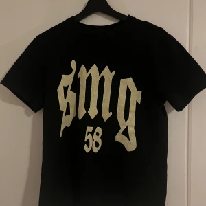 Tuttolente t-shirt - Schysst tuttolente t-shirt! Skicket är typ 6/10 då själva graphicen har crackat