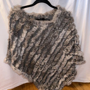 Päls Poncho soyaconept - Poncho soyaconept oanvänd nypris 1000kr, säljes 150kr 