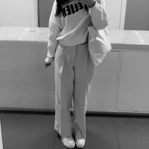 GinaTricot kostymbyxor 🫶🏼 - Beiga lågmidjade, vida kostymbyxor från GinaTricot köpa för 400kr i butik. Som nya samt inga defekter 🫶🏼