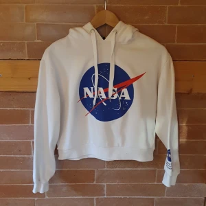 Nasa hoodie  - Croppad nasa hoodie, använd ett par gånger men kommer inte till användning längre 😊