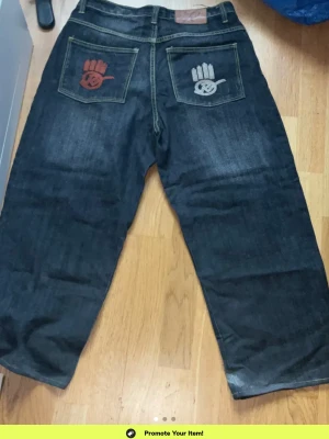 Baggie pants - Jätte snygga baggie jeans,har en fågel på framsidan. Helt oanvända. Skriv om ni har mer frågor💕💕