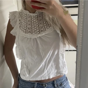 vit blus  - superfin kortärmad blus i fint skick🩷 Lånade bilder men exakt likadan!!