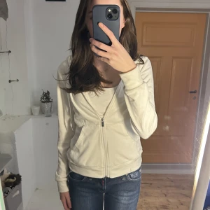 Vit zip-up  - Vit zip-up hoodie, nästan helt oanvänd