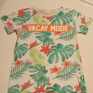 T-shirt - "Vacay Mode"  - Barn T-shirt "Vacay Mode" av märket FireFly, i nyskick ( endast använd använd 1 gång.)  Storlek: 134/140, Ca 8-10år   fler bilder kan skickas vid intresse 👛 🛍️