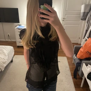 Blus - Säljer denna supergulliga blus från Saint Tropez. Blusen är inprincip helt oanvänd så därav i väldigt bra skick. Frakten ingår ej i priset och priset kan diskuteras💕