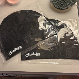 Mössa - Populära mössor i färgen svart med tryck, limited edition. 