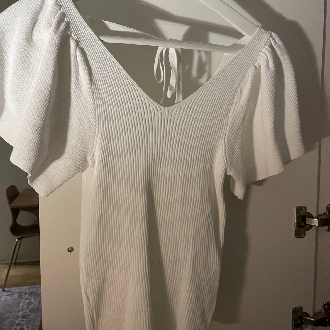 Vit tröja med öppen rygg