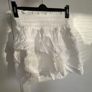 Säljer denna söta vita kjolen i storlek 36. Nyskick, aldrig använd endast provad 