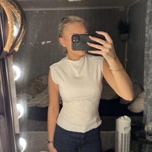 Vit topp - Säljer denan vita topp från bikbok som endast är använd en gång. St xs 