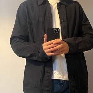 Hi! A navy overshirt baught in 100% cotton and with herringbone pattern in the fabric.   A statement piece from A Day’s March.  Carefully used and baught 2021 for 1295kr. 