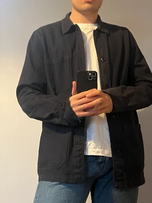 Overshirt - A Day’s March  - Hi! A navy overshirt baught in 100% cotton and with herringbone pattern in the fabric.   A statement piece from A Day’s March.  Carefully used and baught 2021 for 1295kr. 