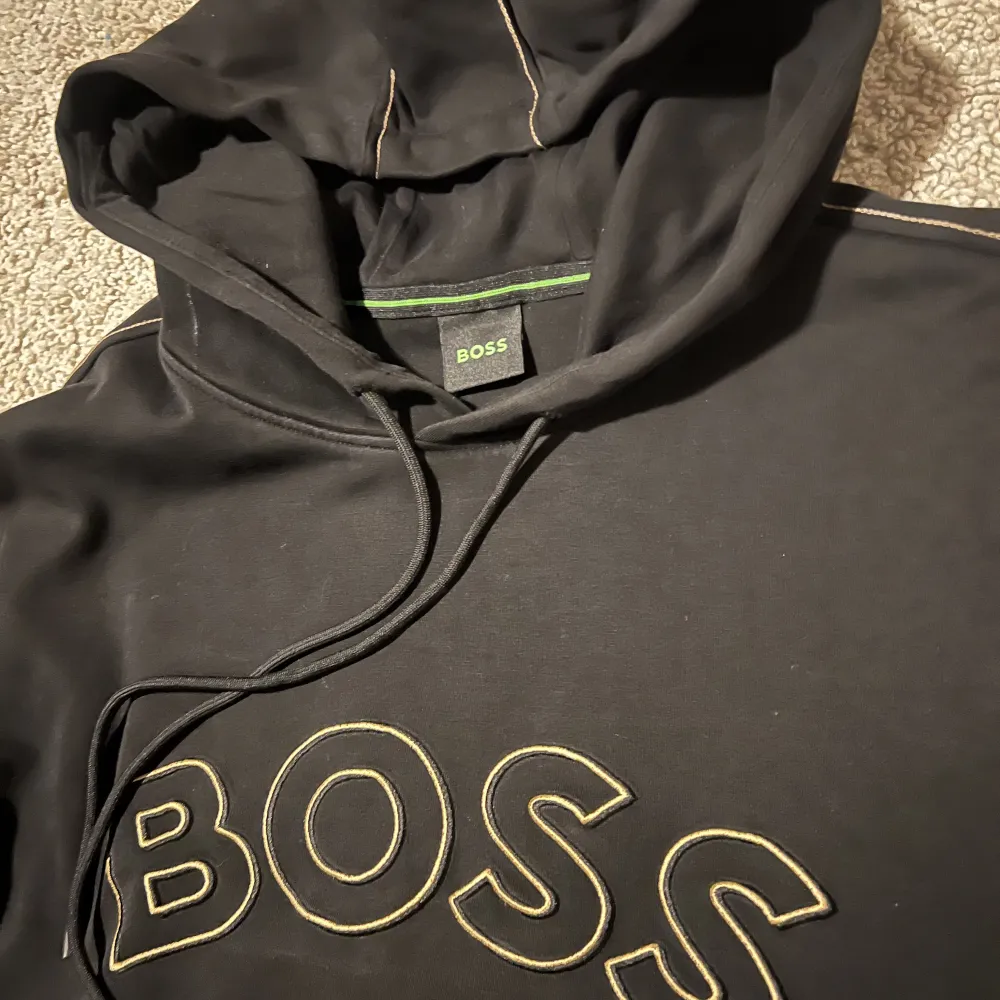 Hej, säljer denna Hugo boss hoodie, kofta då den börjar bli för liten för mig och jag rensar min garderob. Köpt för 1999 men säljer för 500 kr! Den är i bra skick också!. Hoodies.