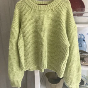 Stickad tröja Weekday - Limegrön supervarm stickad tröja från Weekday i limegrönt. Bra skick. Strl M