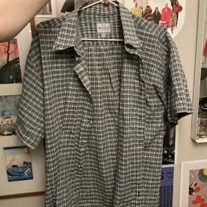 Skjorta - Jätte fin skjorta, har tyvärr två små fläckar på men inte så synligt!!