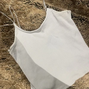 Linne från lager 157 - Inte mycket använd, storlek m/l men skulle säga att folk som bär storlek XS/ S även kan bära tröjan