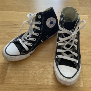 Svarta converse - Converse i storlek 36 (22,5 cm), bra skick och har använts sällan. Köparen står för frakt!