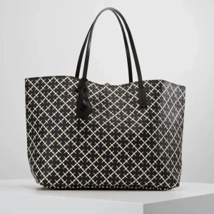 Söker en Malene Birger väskan! - Söker denna Malene väskan! Funkar i andra färger också. Kan betala under tussen. Skiva i kommentarerna om det har väska och vill sälja 💕