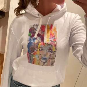 Säljer en helt ny och jättefin hoodie från the cool elephant💗super bra skick